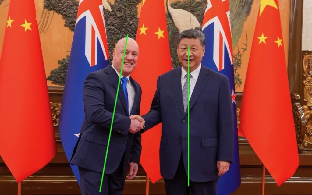 NZ Prime Minister leans towards Xi Jinping at an alarming angle.